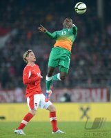Fussball International:  Christoph Leitgeb (li, Oesterreich) gegen Max Gradel (Elfenbeinkueste)