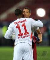 2. Fussball Bundesliga : Nando Rafael mit Marcel Ndjeng (v. li., FC Augsburg)