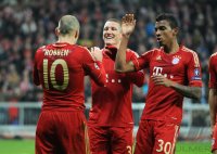 Fussball CHL  Saison 2011/2012:  JUBEL, Arjen Robben, Bastian Schweinsteiger, Luiz Gustavo (v.li., FC Bayern Muenchen)