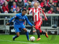 Fussball 1. Bundesliga : Marvin Compper (li, TSG 1899 Hoffenheim) gegen Arjen Robben (re, FC Bayern Muenchen)