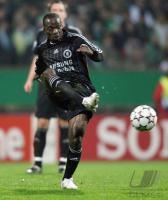 Fussball, Champions League: Chelsea, MAKELELE Einzelaktion