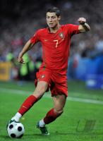 FUSSBALL EURO 2008: Portugal, RONALDO Einzelaktion