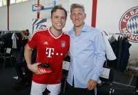 Fussball 1. Bundesliga 2013/2014: S. Oliver Einkleidung FC Bayern Muenchen