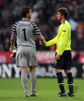 Fussball Champions League: Enttaeuschung bei Franco Costanzo mit David Abraham (v.li., FC Basel)