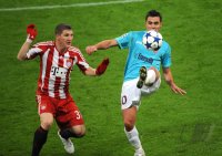 Fussball Champions League  Saison 2010/2011: Bastian Schweinsteiger (li, FC Bayern Muenchen) gegen Roberto De Zerbi (re, CFR 1907 Cluj)