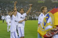 FUSSBALL International  COPA DEL REY  10/11:  JUBEL  Khedira (Real Madrid) und  Oezil (Real Madrid)