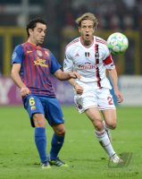 FUSSBALL INTERNATIONAL  CHL Viertelfinale 11/12:  Xavi Hernandez (li, Barca) gegen Massimo Ambrosini (AC Mailand)