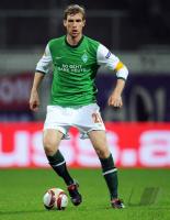 FUSSBALL, EUROPA LEAGUE GRUPPENPHASE: Bremen, MERTESACKER Einzelaktion am Ball