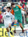 Fussball 1. Bundesliga: Gladbach - Bremen, Zweikampf