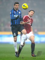 FUSSBALL International SERIE A 2011/2012: Thiago Motta (li, Inter Mailand) gegen Mark Van Bommel (AC Mailand)
