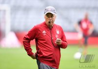 Fussball 1. Bundesliga 16/17: Trainer Carlo Ancelotti (FC Bayern Muenchen)