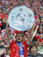 Fussball 1. Bundesliga : JUBEL  FAN mit Schale (FC Bayern Muenchen)