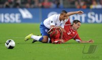 Fussball International EM 2012-Qualifikation: Theo WALCOTT (England) gegen Reto ZIEGLER (re, Schweiz)