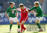 Fussball 1. Bundesliga: Wolfsburg - Bayern, Zweikampf