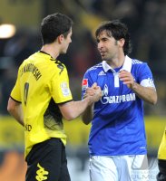 Fussball 1. Bundesliga, Saison 2011/2012: Robert Lewandowski (li, Borussia Dortmund) gibt die Hand Raul (FC Schalke 04)