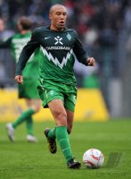 Fussball: 1. Bundesliga Saison 2010/2011: Bremen, SILVESTRE am Ball
