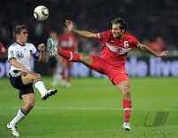 Fussball International EM 2012-Qualifikation: Philipp Lahm (li, Deutschland)  gegen Hamit Altintop (re, Tuerkei)
