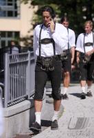 1. Fussball Bundesliga : FC Bayern in Lederhosen bei Paulaner