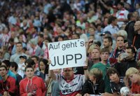 Fussball International Audi Cup 2011: FC Bayern Fan mit Plakat
