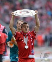 Fussball 1. Bundesliga  Saison  2012/2013:  Xherdan Shaqiri (FC Bayern Muenchen) mit Schale
