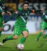 Fussball: 1. Bundesliga Saison 2010/2011: Werder, FRINGS Einzelaktion am Ball