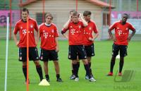Fussball 1. Bundesliga: Miroslav Klose, Philipp Lahm, Toni Kroos, Thomas Mueller, Edson Braafheid (v. li., FCB)