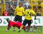 Fussball 1. Bundesliga: Dortmund - Freiburg, Zweikampf