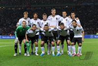 Fussball International EM 2012-Qualifikation:  (hinten v. li.) Holger BADSTUBER, Sami KHEDIRA, Toni KROOS, Per MERTESACKER, Heiko WESTERMANN, Miroslav KLOSE (unten v. li.) Manuel NEUER , Philipp Lahm, Lukas PODOLSKI, Thomas MUELLER, Mesut OEZIL (Deutschla