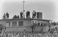 Fussball 1. Bundesliga Saison 1973/1974: Feature Zuschauer auf einem Dach.