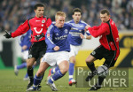 Fussball 1. Bundesliga: Schalke - Hannover, Zweikampf