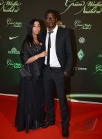 Fussball, 1. Bundesliga Saison 2012/2013: Assani Lukimya posiert mit Freundin Asma El Aissati