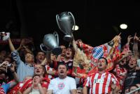 Fussball Champions League Finale: Bayern Fans mit Pokal