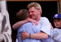 Fussball:  Stefan Effenberg jubelt mit dem Manager Uli Hoeness