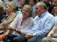 Basketball Nationalmannschaft 2011/2012 : Praesident Uli Hoeness (FC Bayern Muenchen) mit seiner Familie