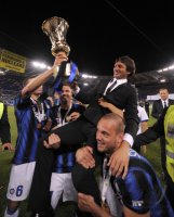 FUSSBALL SERIE A:  JUBEL MIT POKAL Lucio, Pazzini Giampaolo, Trainer Leonardo , Wesley Sneijder  (v. li., Inter Mailand)