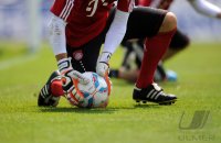 Fussball 1. Bundesliga Saison   2011/2012 : UHLSPORT HANDSCHUHE mit Adidas TORFABRIK Ball