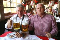 FUSSBALL 1. BUNDESLIGA: Trainer Jupp Heynckes, Praesident Uli Hoeness (v. li., FC Bayern Muenchen)