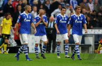 Fussball 1. Bundesliga : Peer Kluge, Benedikt Hoewedes (v. li., FC Schalke 04)