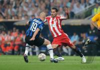 Fussball Champions League Finale: Hamit Altintop (re, FCB) gegen Esteban Matias Cambiasso Deleau (li, Inter)