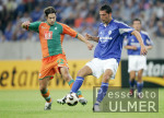 Fussball Ligapokal: Schalke - Bremen, Zweikampf