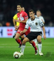 Fussball International EM 2012-Qualifikation:  Nuri Sahin (li., Tuerkei) gegen Miroslav KLOSE (re, Deutschland)