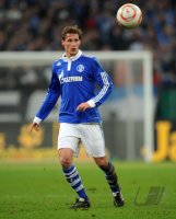 Fussball: DFB Pokal  Saison 2010/2011, Viertelfinale: Schalke, HOEWEDES am Ball