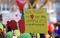 Kundgebung im Tuebinger Anlagenpark: 1200 Menschen demonstrierten gegen die einrichtungsbezogene Impfpflicht