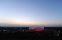 Fussball 1. Bundesliga: ALLIANZ ARENA, Aussenansicht mit Roter Beleuchtung