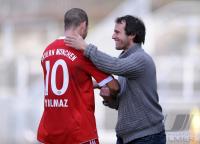 Fussball 3. Bundesliga:  Deniz Yilmaz, Trainer Mehmet Scholl (v.li., FC Bayern II)