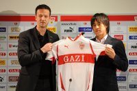 Fussball 1. Bundesliga :  VfB Neuzugang Shinji Okazaki  wird von Sportdirektor Fredi Bobic vorgestellt