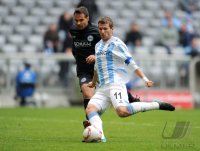 2. Fussball Bundesliga: Baldassare di Gregorio (li, Arminia Bielefeld) gegen Benjamin Lauth (re, 1860 Muenchen)