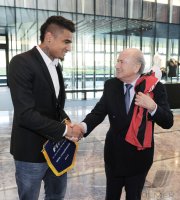 Fussball  International  FIFA Praesident Blatter (Schweiz) und Kevin Prince Boateng (AC Mailand)
