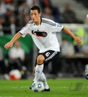 Fussball, International, WM Qualifikation 2010: Deutschland OEZIL am Ball