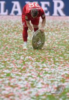 Fussball, 1. Bundesliga  Saison 13/14: Jubel FC Bayern Muenchen mit Schale